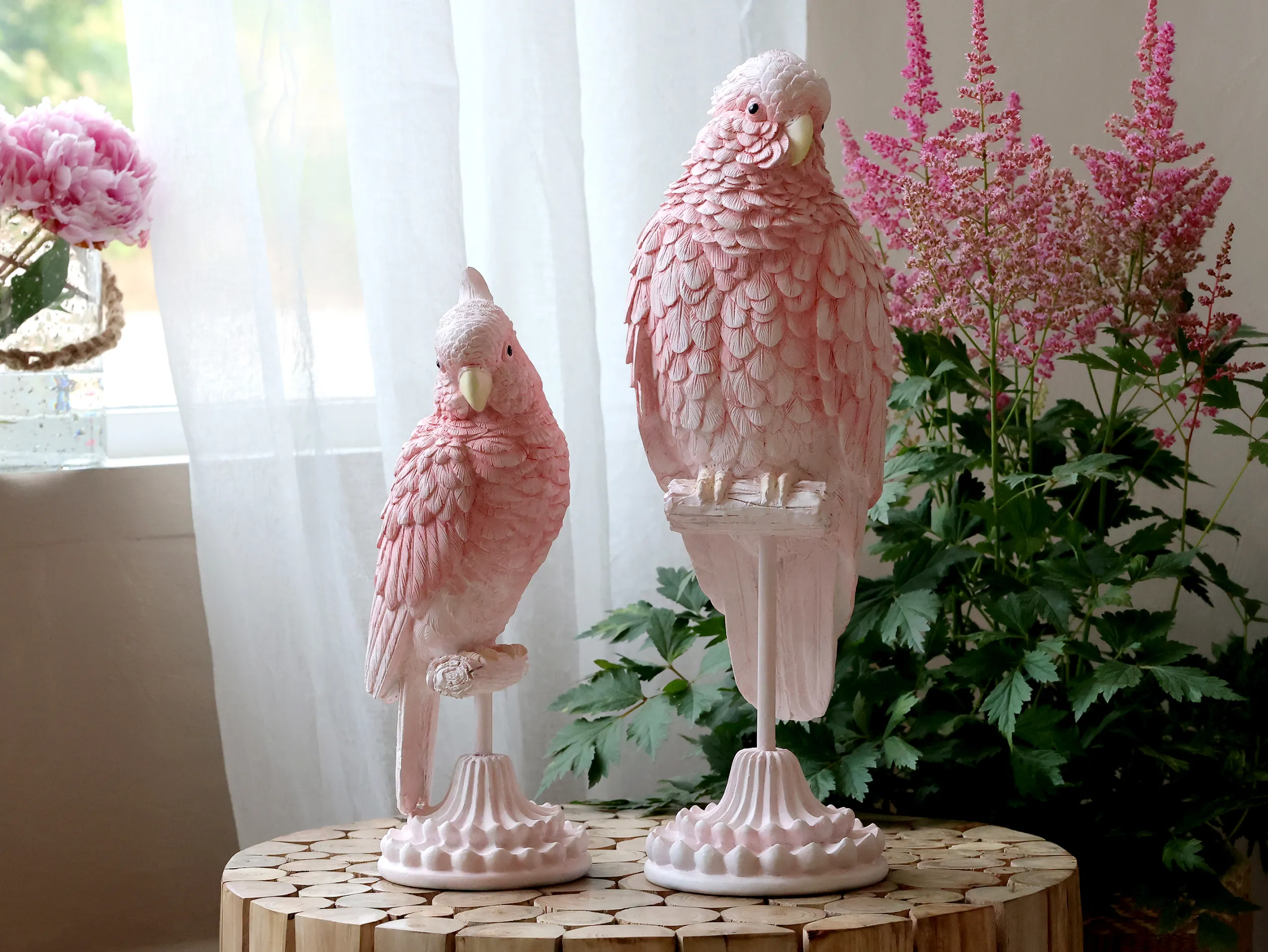 Vintage Dekofigur Papagei auf Ständer in Himbeere groß-Chic Antique Sale