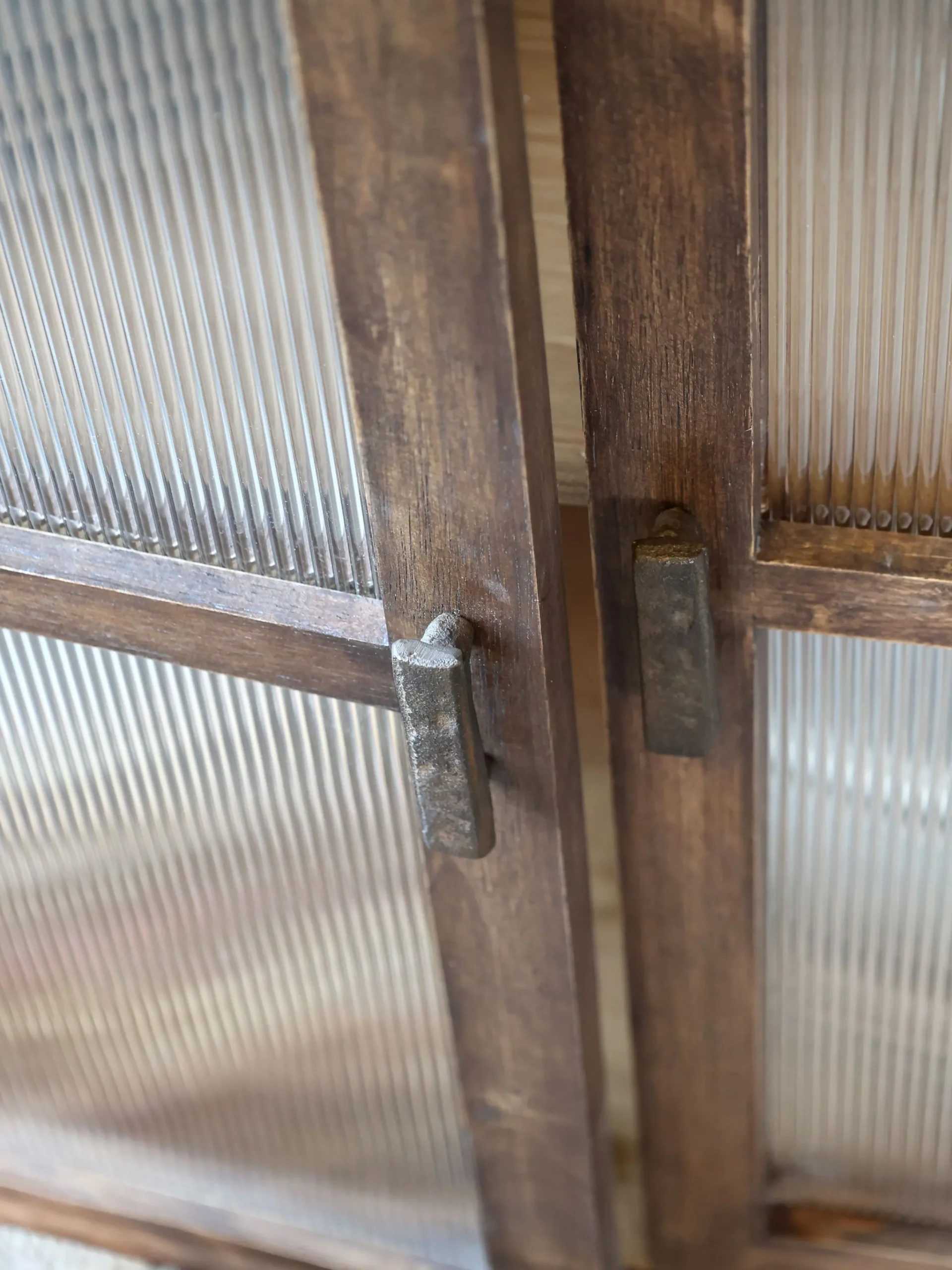 Vintage Vitrine Sideboard Antoine Holz Metall gerippte Front-Chic Antique Discount