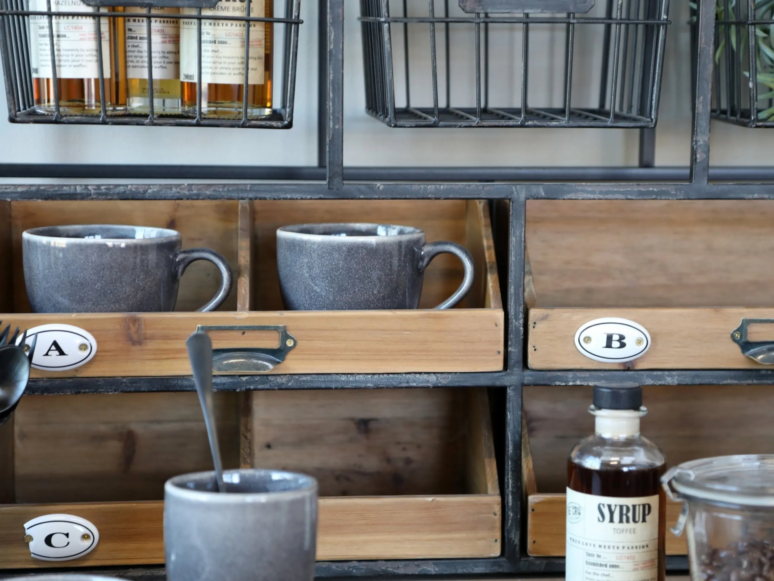 Vintage Wandregal Bruno 4 Schubladen 3 Gitterfächern Schwarz-Chic Antique Best